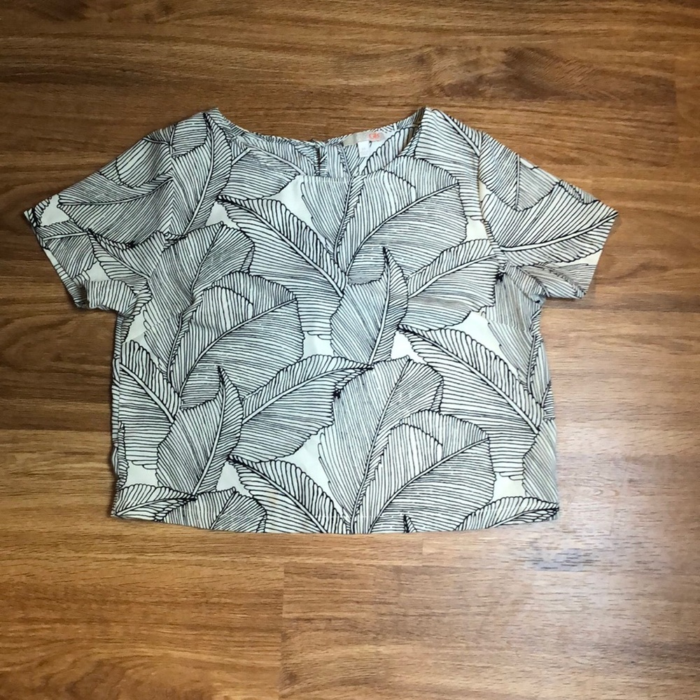 Gianni Bini Black and white leaf print crop top